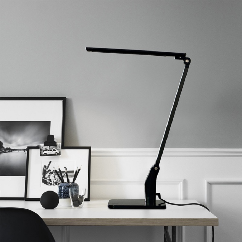 1689 Touch Controlled Brightness Table Lamp Living Color Light en USb led Desk Lamp